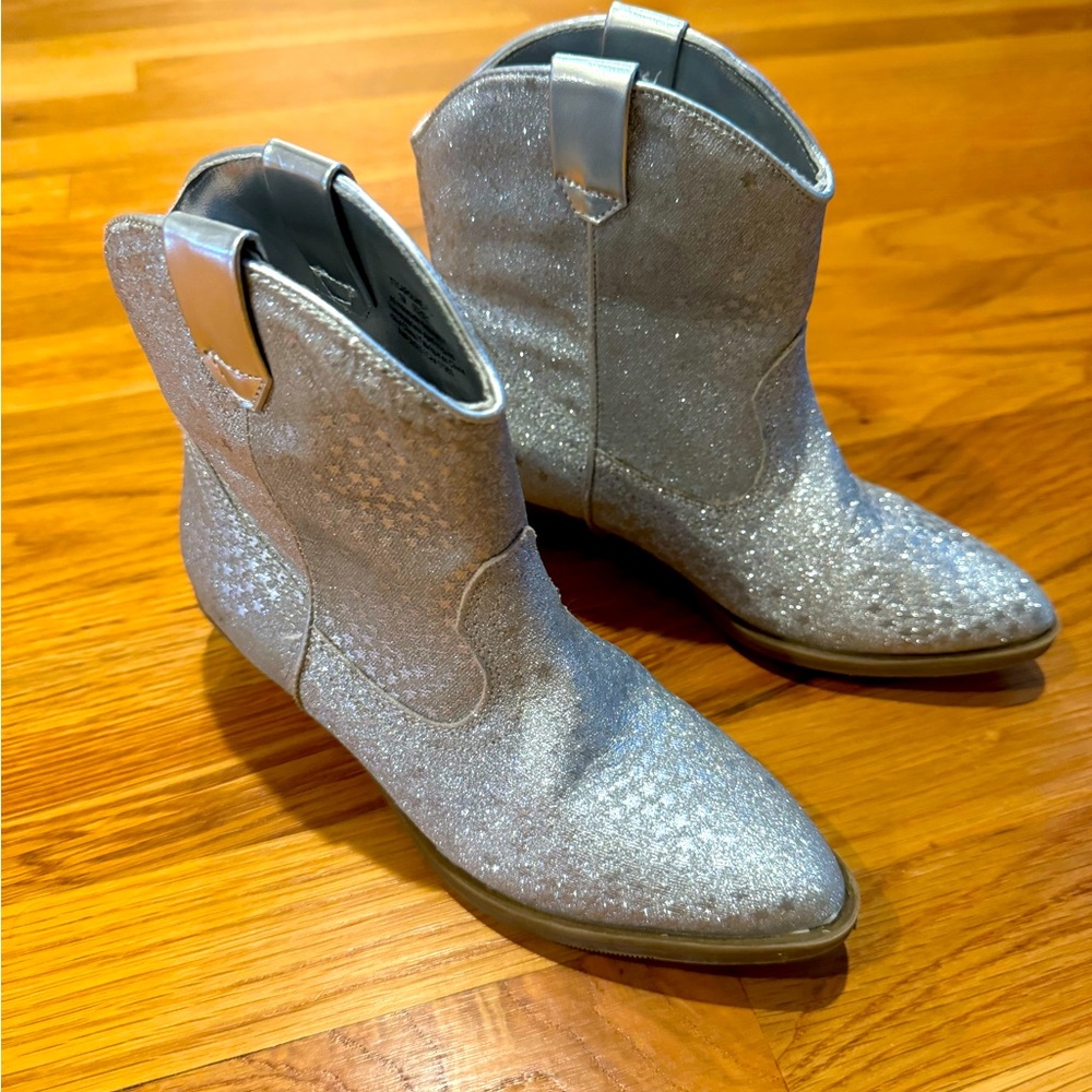 Little Girl Size 1 cowboy boots in sparkly silver